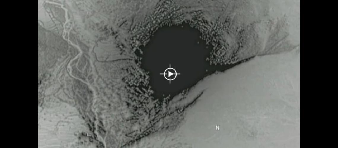  La bomba GBU43B golpeando una cueva y el sistema de túneles en el distrito de Achin Afganistn (NA)