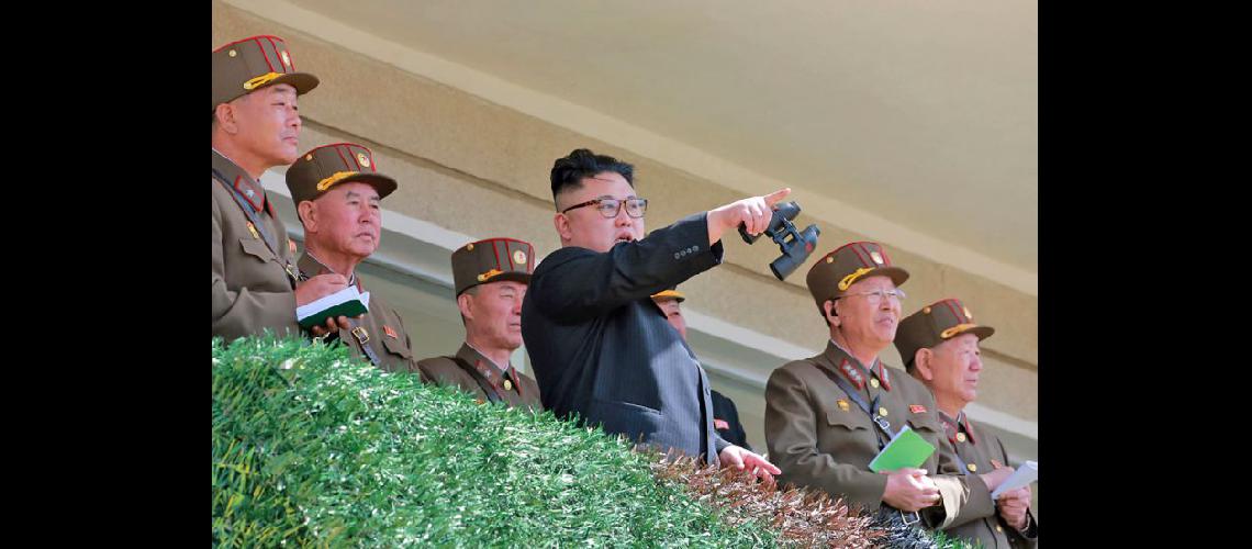  El líder norcoreano Kim Jong-un supervisó a las tropas junto a las mximas autoridades militares (NA)