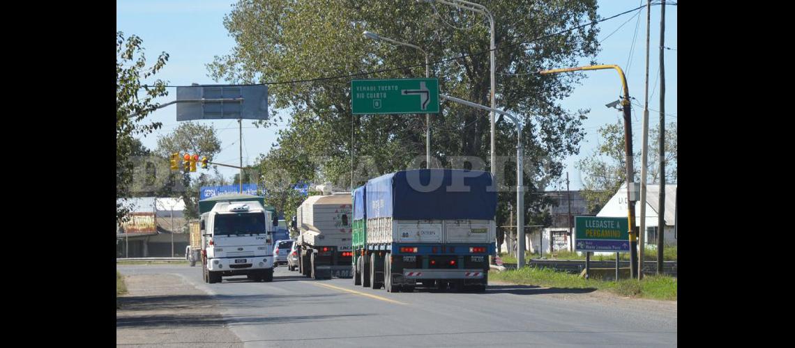  En estos últimos días son innumerables los problemas que se generan por el trnsito de camiones en la zona urbana de la ruta nacional Nº 8 (LA OPINION))