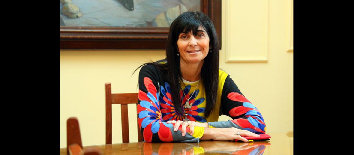  Analía Valente directora de la Biblioteca Menéndez (LA OPINION)
