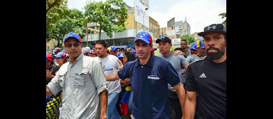  El líder opositor Henrique Capriles tomó parte de las marchas contra el presidente de Venezuela (NA)