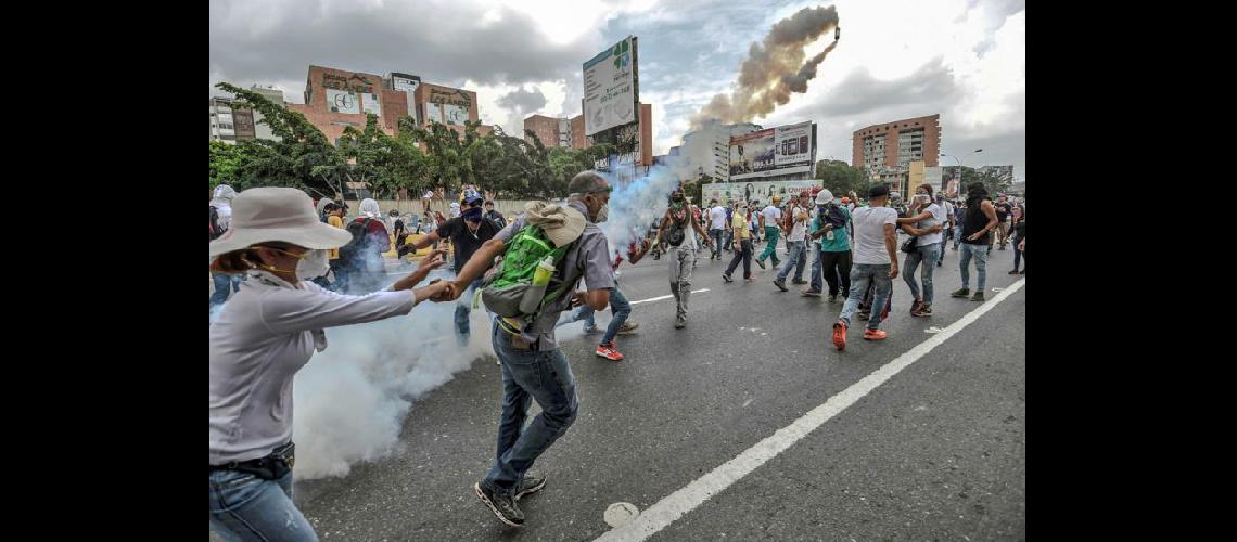  Enfrentamiento entre opositores de Maduro y fuerzas de seguridad (NA)