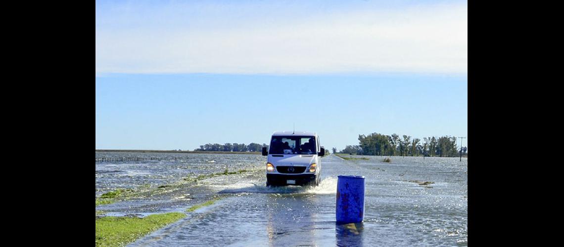  Las aguas acumuladas en General Villegas empezaron a seguir su curso y a afectar a otras localidades (NA)