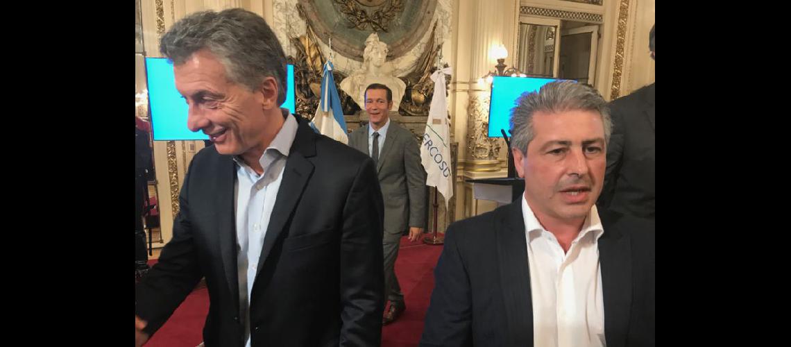  Mauricio Macri recibió al intendente Martínez después del acto (LA OPINION) 