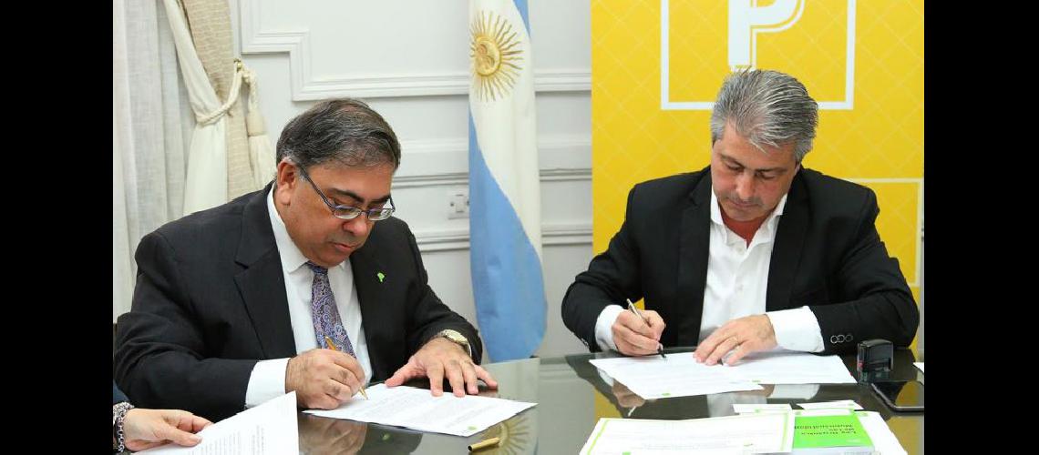  Marcelo López Mesa y Javier Martínez firmaron el convenio para comenzar cuanto antes con el trabajo (LA OPINION) 
