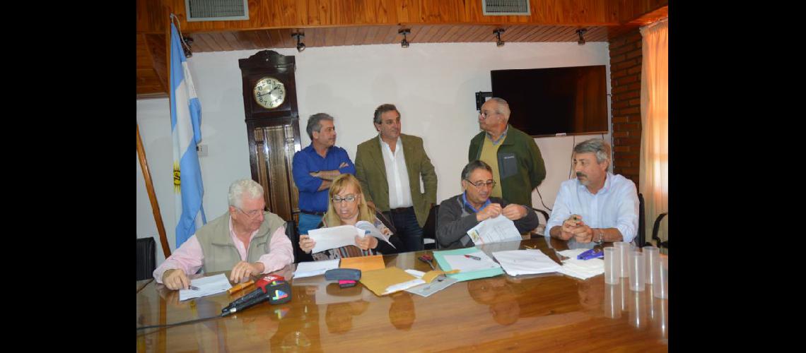  El intendente Javier Martínez estuvo con las autoridades de la Cooperativa durante la apertura de los sobres para las luces LED (LA OPINION)