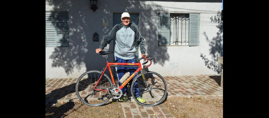  Bernardo Tena en la puerta de su casa con su aliada incondicional la bicicleta (LA OPINION)