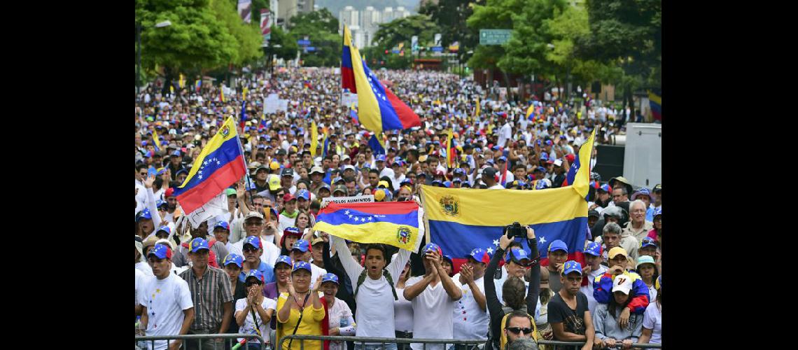  Opositores al gobierno de Maduro marcharon ayer hacia Caracas que tenía los accesos bloqueados (NA)