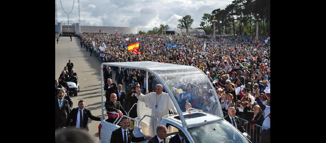  El Papa recorrió un tramo de cinco kilómetros hasta la basílica saludando a miles de personas (NA)