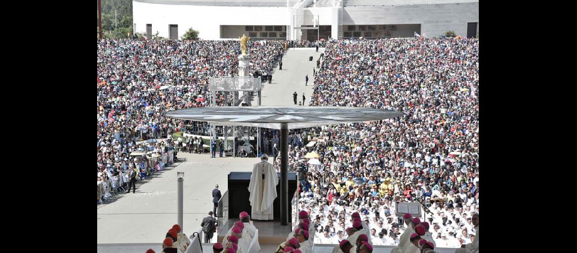  Ftima es sobre todo este manto de Luz que nos cubre dijo el Papa en la ceremonia en Portugal (NA)