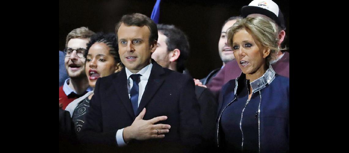  Emmanuel Macron y su esposa Brigitte cantando el himno de luego del triunfo del domingo pasado (NA)