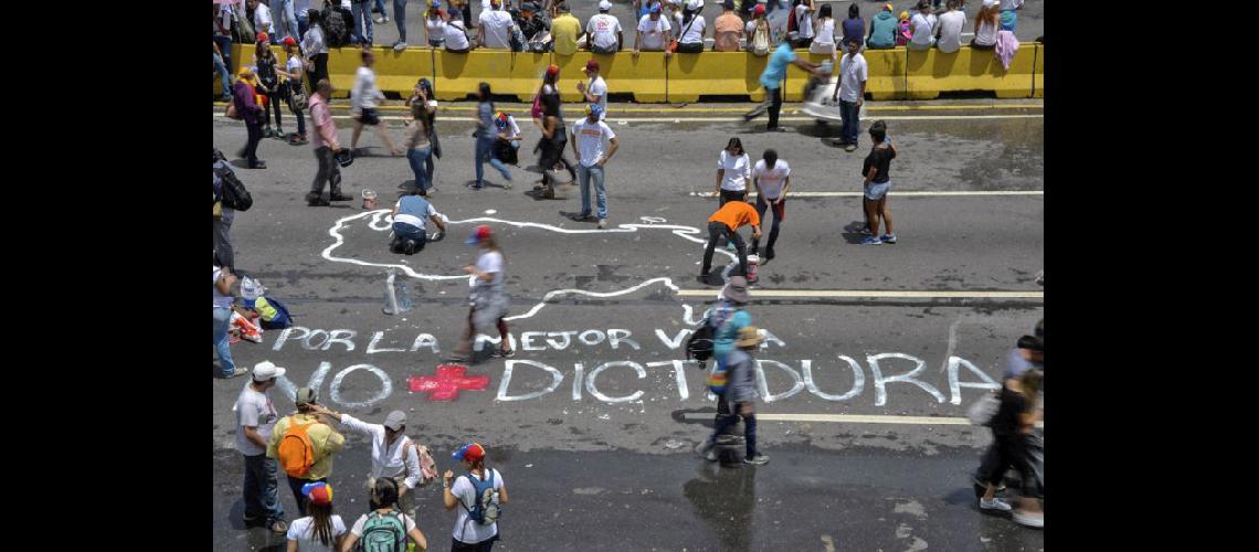  Activistas venezolanos realizando una protesta contra el presidente Nicols Maduro (NA)