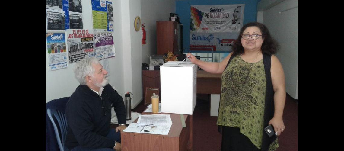   María Luisa Mazzola al momento de votar ayer a la mañana en la sede local del Suteba (LA OPINION)