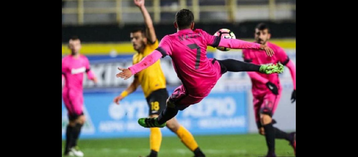  Pablo Mazza ensaya una volea que terminar en gol El pergaminense convirtió 9 en la pasada temporada (PABLO MAZZA)