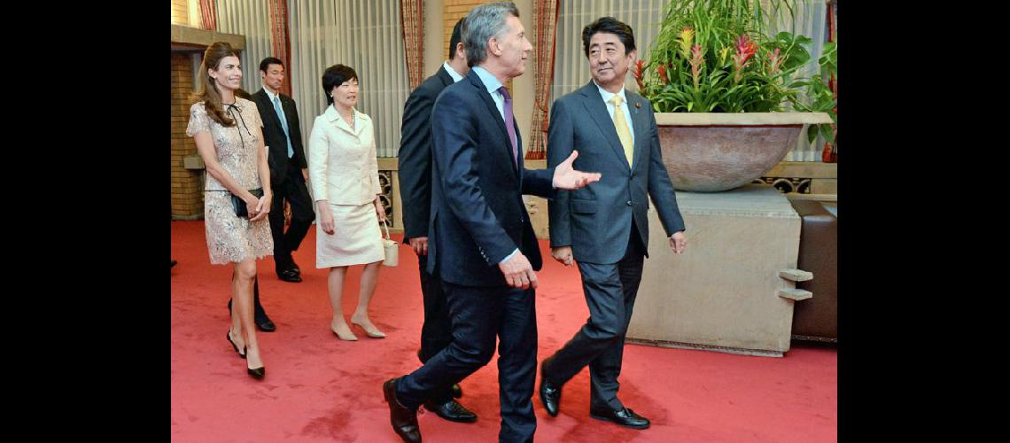  El presidente Mauricio Macri y el primer ministro Shinzo Abe ambos con sus respectivas esposas (NA)