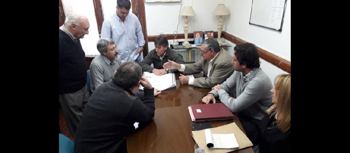  Autoridades y técnicos de las dos cooperativas durante la reunión con los concejales Llan de Rosos y Capetillo (PRENSA HCD)
