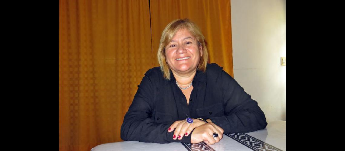  Amelia Benítez jubilada del Hospital recibió a LA OPINION en su hogar (LA OPINION)