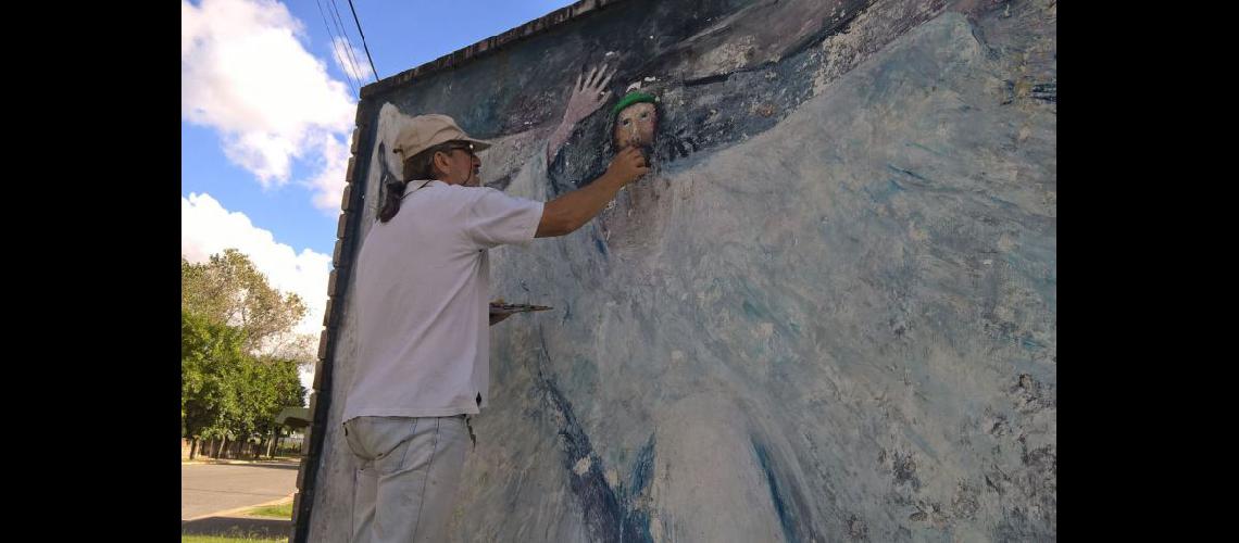  Ricardo Jurez se encuentra restaurando el mural de Rancagüa Liberación de las utopías (LA OPINION)