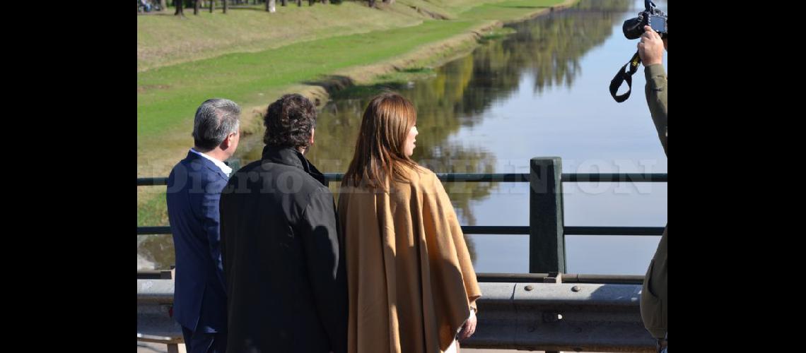  Javier Martínez Rodrigo Silvosa y María Eugenia Vidal miran hacia el arroyo Pergamino luego del anuncio del plan hídrico (LA OPINION)