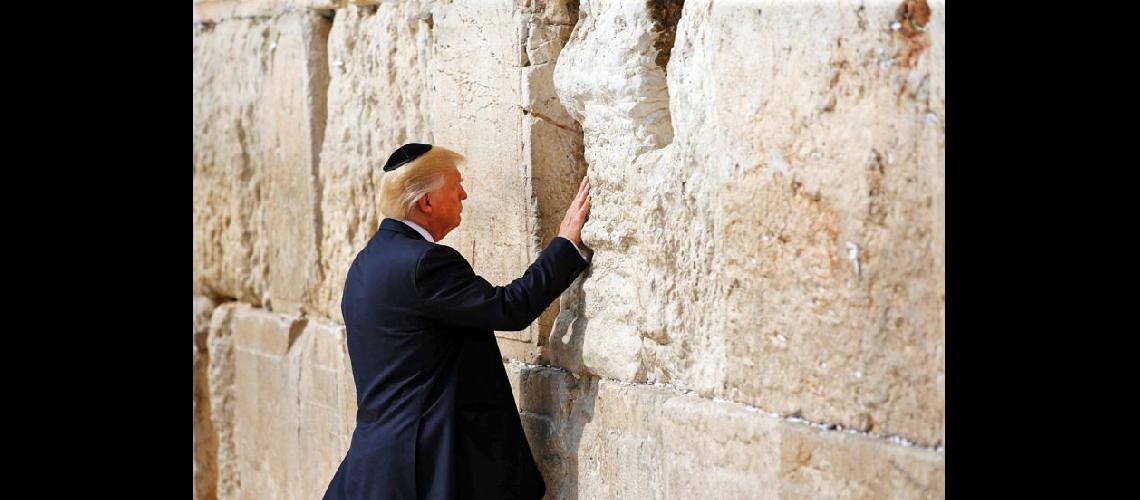  Donald Trump acudió ayer al Muro de los Lamentos en Jerusalén en su primera visita a Israel (NA)