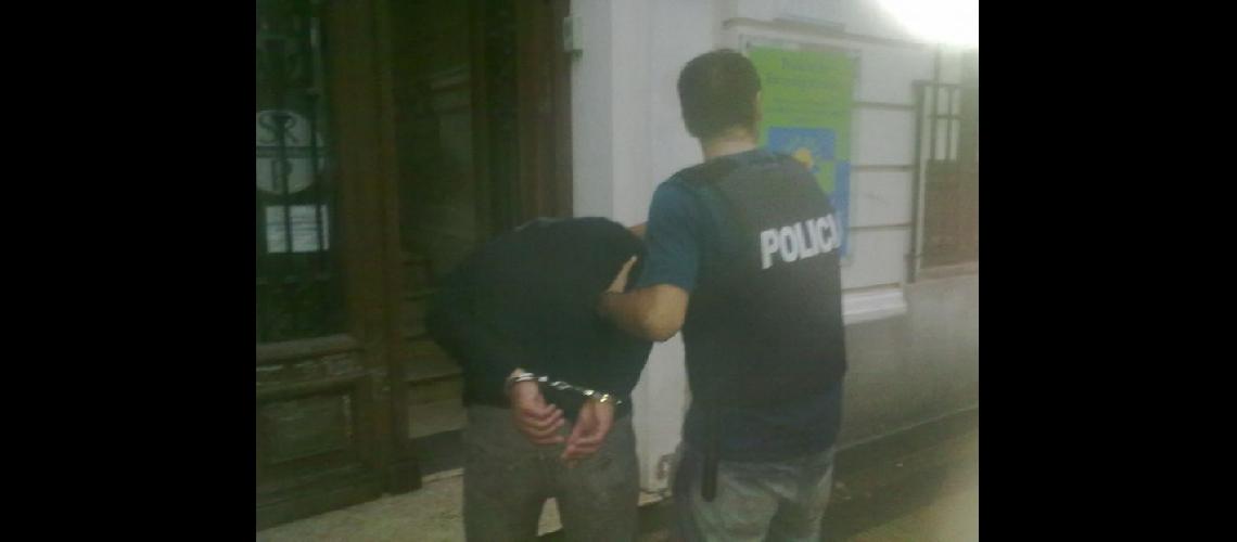  El imputado fue detenido en la esquina de avenida Vélez Srsfield y Salta (LA OPINION)