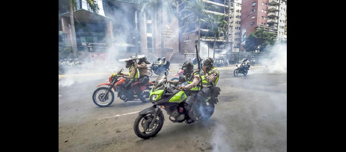 La policía antidisturbios en motocicleta enfrentan a los activistas de la oposición (NA)