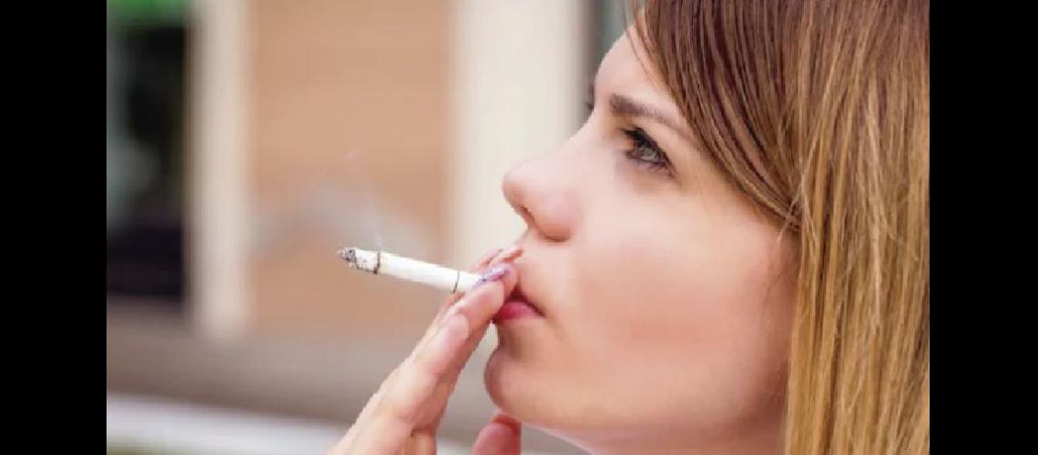  Según la OMS los fumadores viven en promedio de 10 a 15 años menos que los que no lo hacen (iStock)