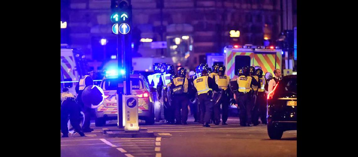  Varios policías y ambulancias estaban en la zona del puente de Londres (24SATAHR)
