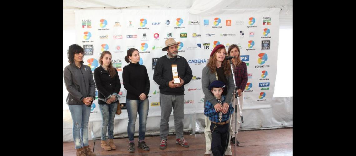  La familia Girotti al momento de recibir el Premio a la Familia Rural del Año (AGROACTIVA)