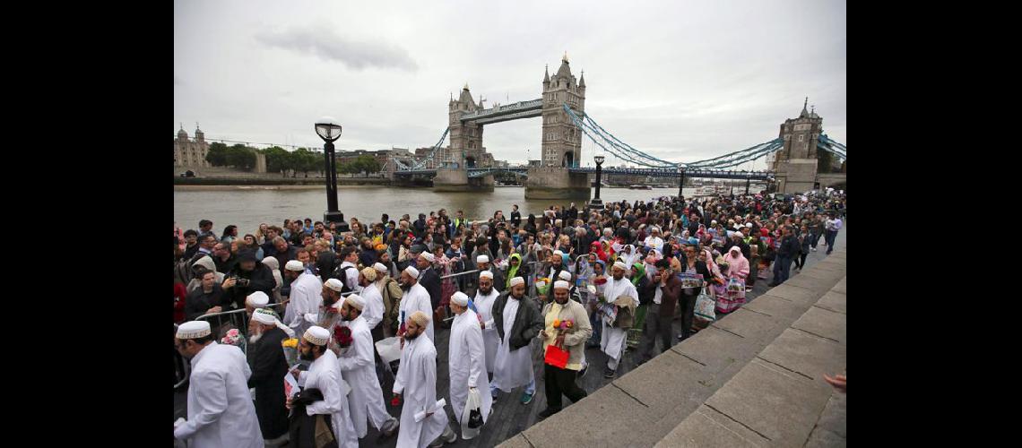  Numerosos londinenses entre ellos muchos musulmanes homenajearon a las víctimas del atentado (NA)