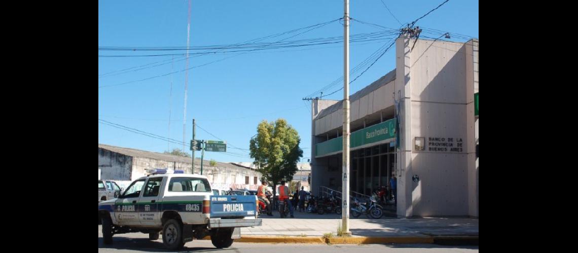  El robo ocurrió frente a la sucursal del Cruce del Banco Provincia (ARCHIVO LA OPINION)
