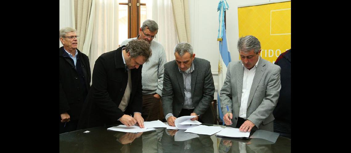  El intendente Martínez reconoció el compromiso que mostraron los representantes de las entidades que firmaron este convenio de trabajo (LA OPINION)