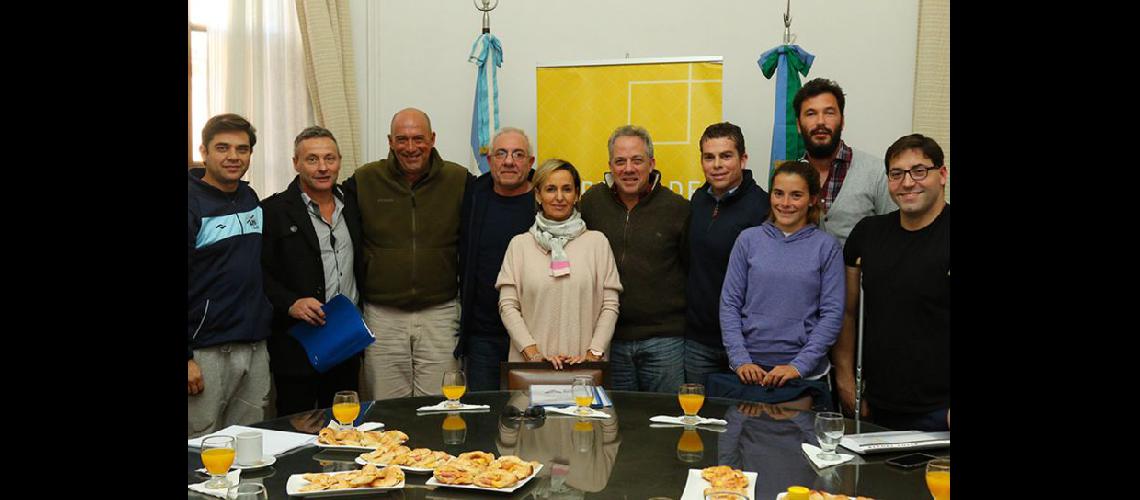  Los funcionarios nacionales y provinciales fueron recibidos por Buscaglia y profesores locales (GOBIERNO DE PERGAMINO) 