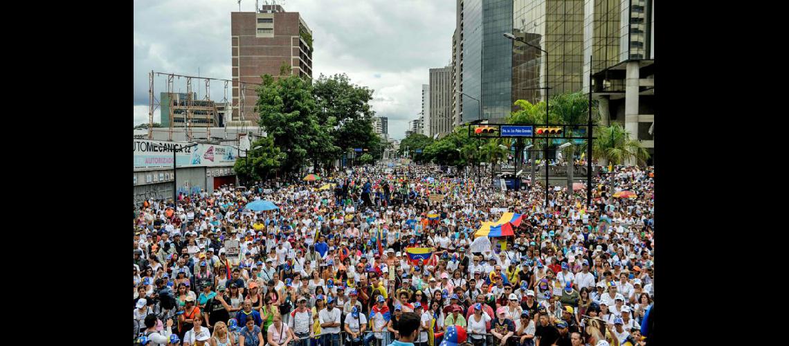  Unas 2000 personas se reunieron en una avenida de Caracas para pedir por la paz en el país (NA)