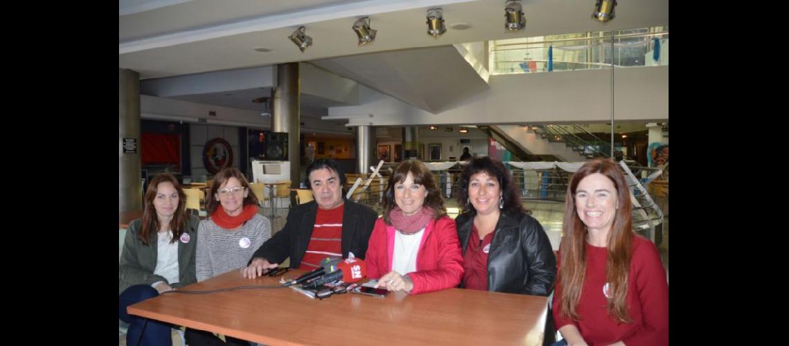  Vilma Ripoll junto a Luli Peralta y otros militantes de izquierda de nuestra ciudad (LA OPINION)