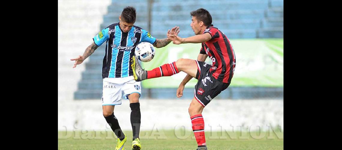  En el primer partido entre ambos empataron 2 a 2 Villalba y Grazzini convirtieron los goles de Douglas (ARCHIVO LA OPINION)