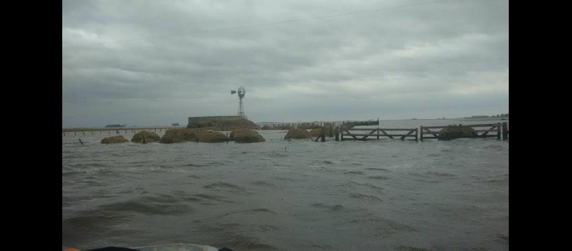  El sbado pasado se dieron vuelta tres botes en aguas de Junín por los fuertes vientos (BOMBEROS VOLUNTARIOS DE COLON)