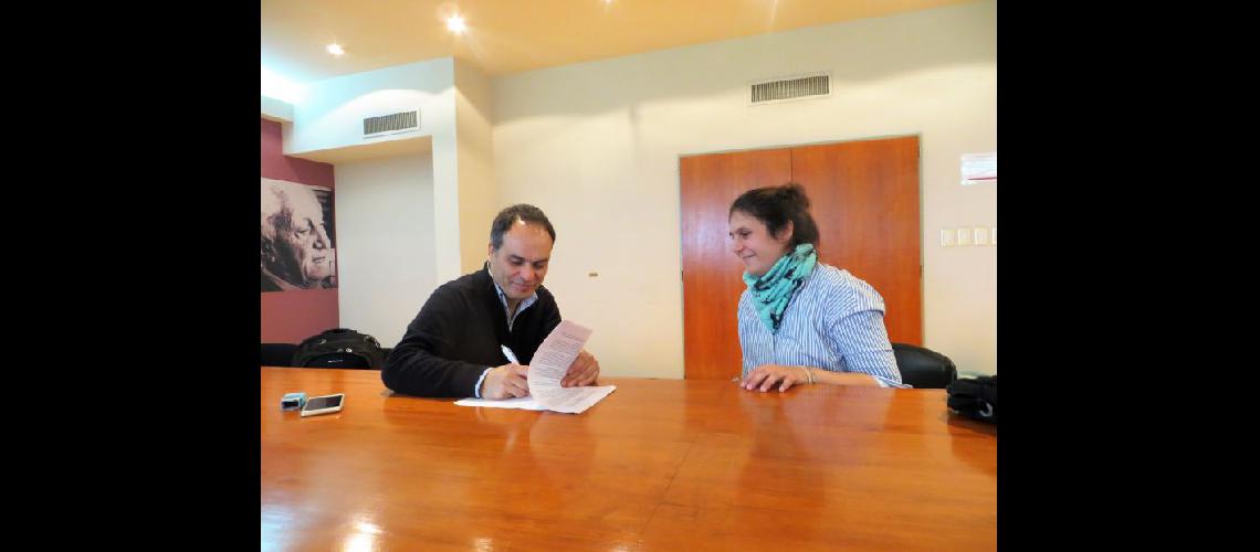  Gustavo Bevacqua y Macarena Forneri durante la firma (LA OPINION)
