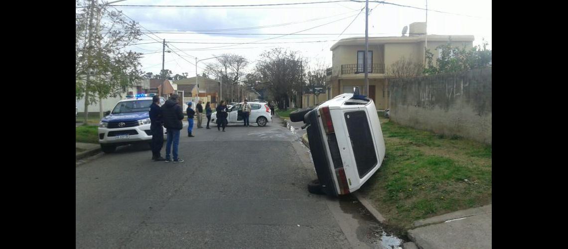  El Volkswagen Gol circulaba por Rivadavia y tras el impacto terminó volcado sobre la vereda (LA OPINION)