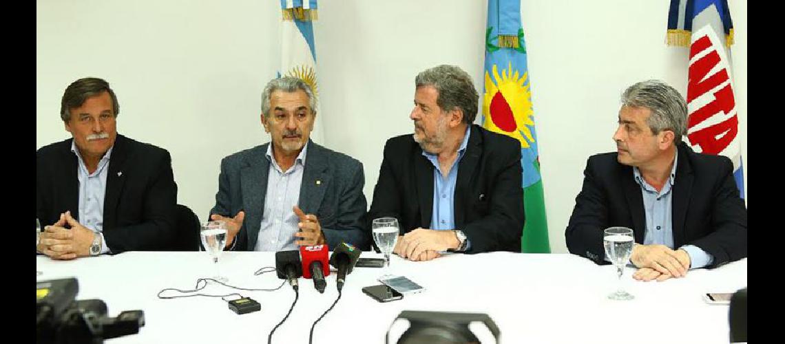  Anadeo Nicora titular del Inta el ministro Jorge Elustondo y el intendente Javier Martínez durante la firma del convenio (LA OPINION)
