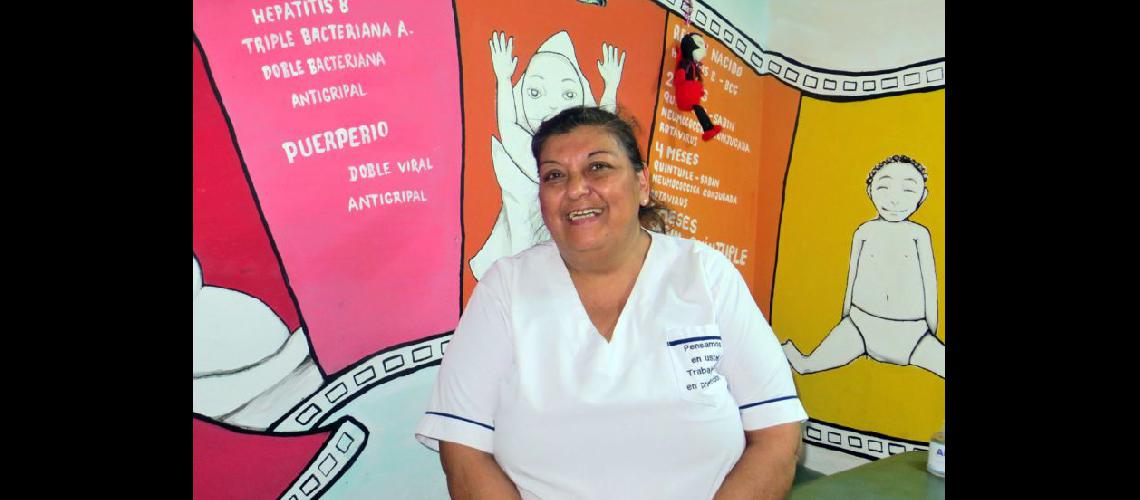  Graciela Sosa en el lugar donde ejerce su tarea como enfermera (LA OPINION)