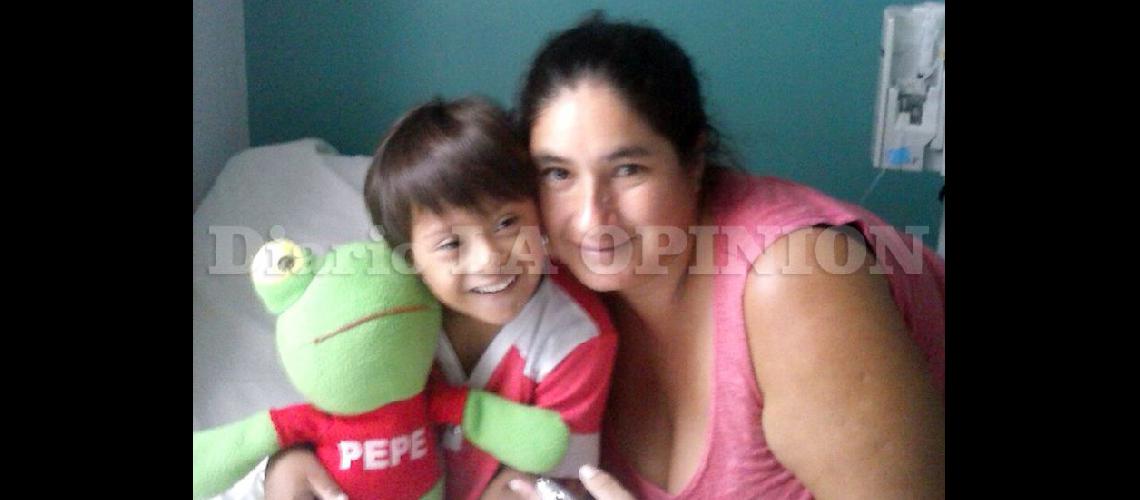  Durante su tratamiento Marquitos estuvo acompañado por su mam Mónica (ARCHIVO LA OPINION)