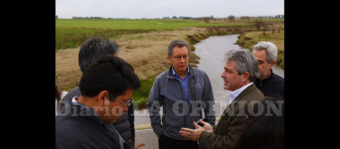  Los representantes del Banco Interamericano de Desarrollo junto al intendente en el Puente de la Cruz zona en la que se haría la presa (LA OPINION)