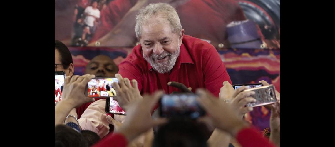  Me estn juzgando políticamente reiteró ayer Lula da Silva rodeado de partidarios (NA)
