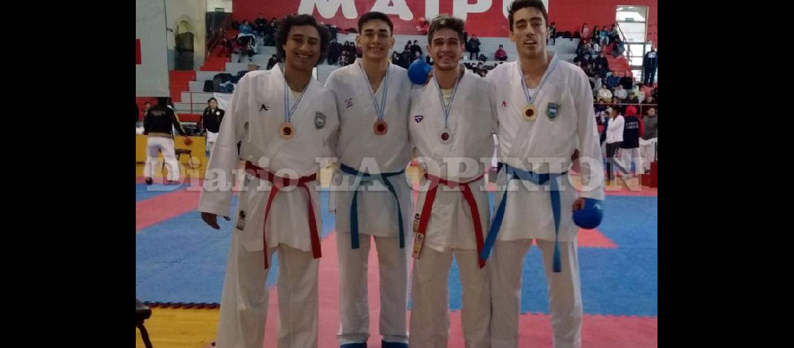  Franco Recouso (a la derecha) con los otros medallistas de la categoría -75 kilos (FRANCO RECOUSO)