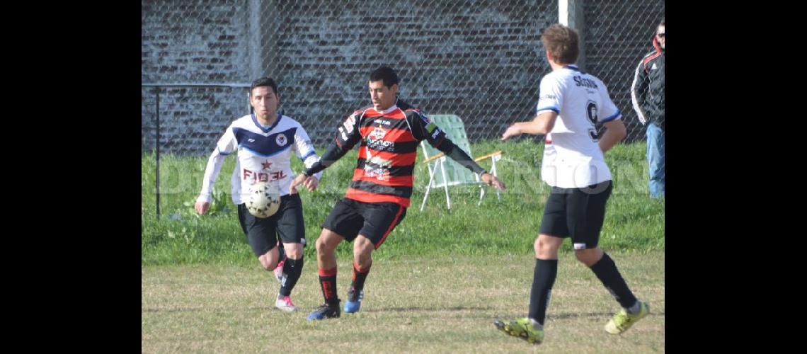  Trficos Old Boys y Unión Deportiva de Arroyo Dulce igualaron sin goles por la Primera B (LA OPINION)