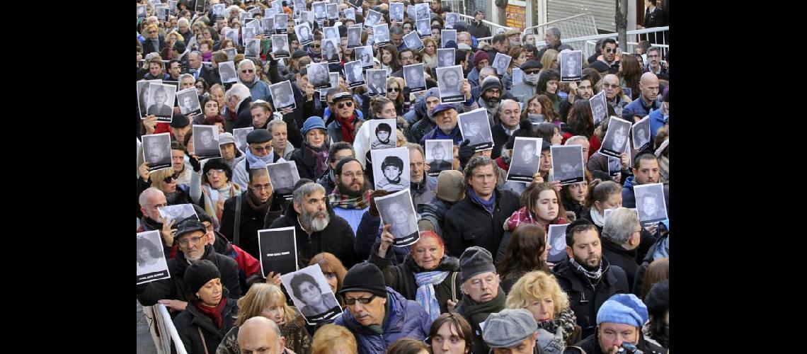  Familiares de los fallecidos en el acto central por el 23 aniversario del atentado a la Amia (NA)