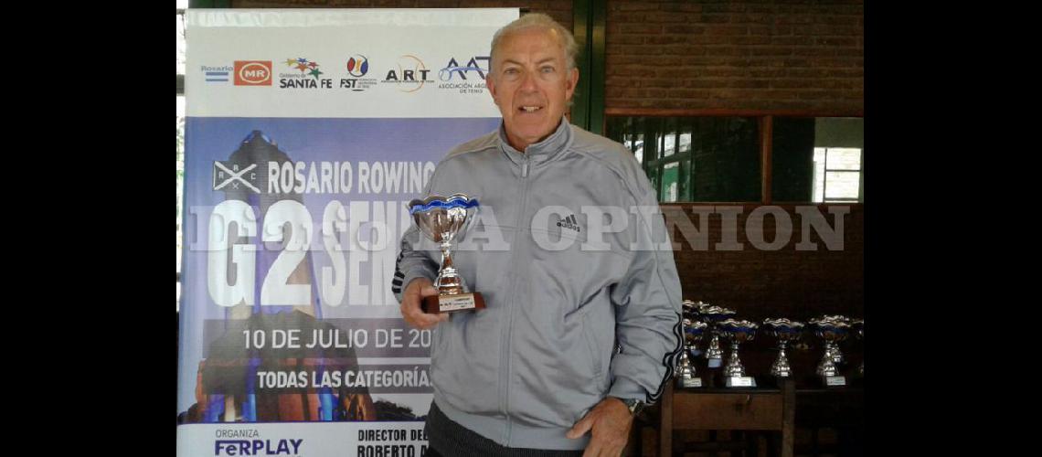  Fernando Dngelo con el trofeo de campeón luego de ganar en Rosario su cuarto G1 del año (FERNANDO DANGELO)