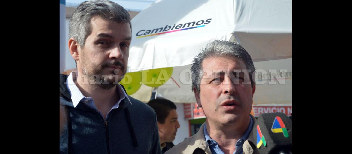  El Jefe de Gabinete Marcos Peña recorrió junto al intendente Javier Martínez las inmediaciones del barrio Cueto (LA OPINION)