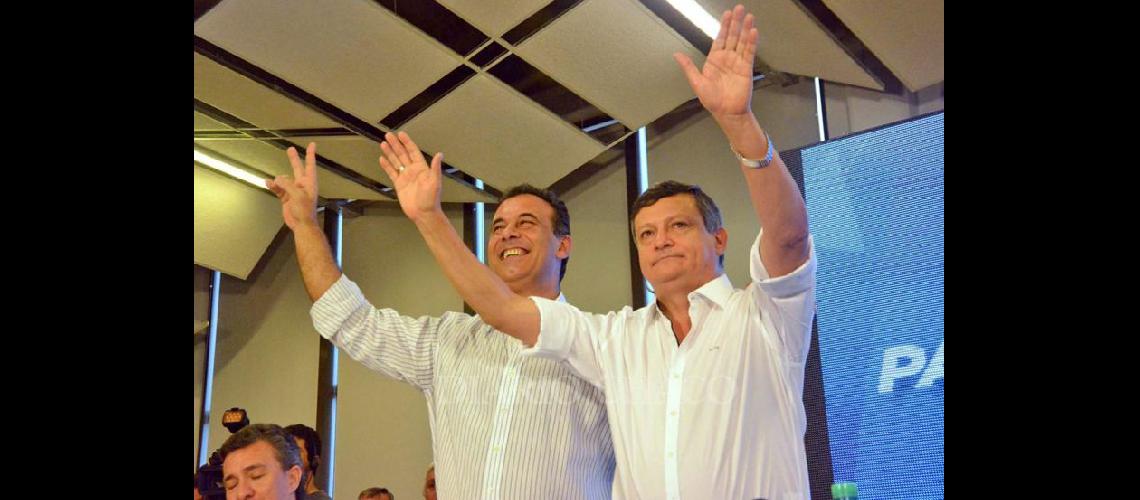  El vicegobernador de Chaco Daniel Capitanich junto al gobernador Domingo Peppo luego del triunfo (ELINTRANSIGENTECOM)